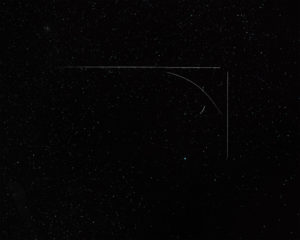 photographie sombre de trace d’avion dans le ciel étoilé