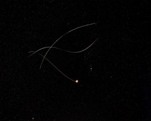 photographie sombre de trace d’hélicoptère dans le ciel étoilé