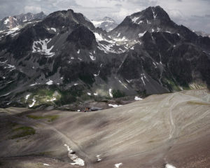 Massif montagneux photographié par Matthieu Gafsou, paysage gris et rocailleux, neiges fondues. Tirage pigmentaire contrecollé sur aluminium