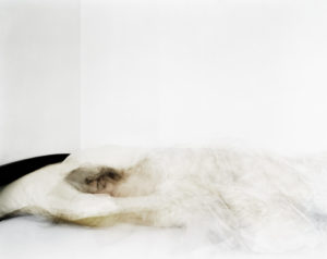 Photographie tirage pigmentaire femme endormie dans un lit, flou artistique, très lumineux